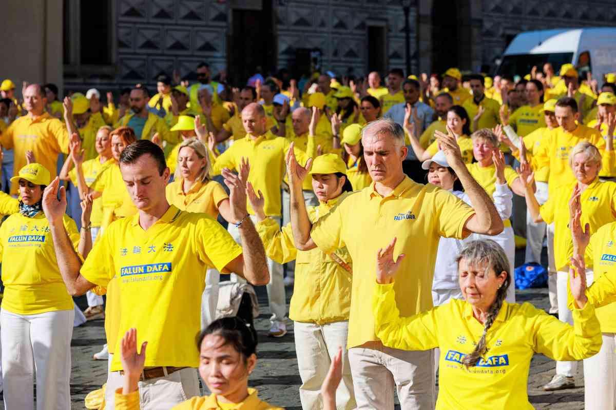 9月19日，來自歐洲各地的上千名法輪功學員在捷克布拉格的著名景點——城堡廣場（Hradčanské náměstí）集體大煉功。（張清颻／大紀元）