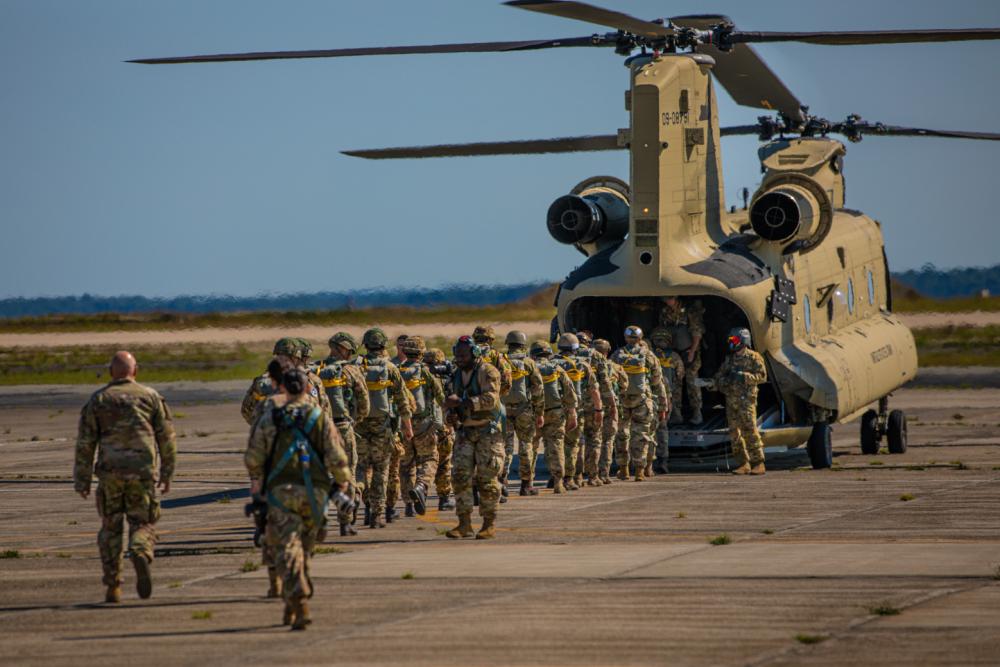 2022年8月3日，參加「2022年國際傘兵節」的傘兵準備登上CH-47直升機。（Eric Kestner/U.S. Army Reserve）