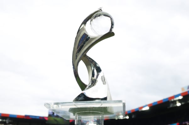 本屆女足歐國盃(UEFA Women’s Euro)共有16支球隊參賽,先分成四組進行當單循環較量,小組前兩名晉級,之後進行淘汰賽,直至決出最後的冠軍。冠軍得主最多可獲得510萬歐元獎金。圖為女足歐國盃冠軍獎盃。(Alexander Hassenstein/Getty Images)