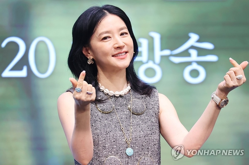 出門前獲女兒提醒 李英愛出席活動造型更完美