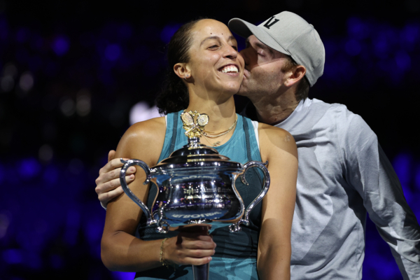 2025年1月25日,在澳洲公開賽女單決賽上,29歲美國老將姬絲(Madison Keys)以6:3/2:6/7:5戰勝了莎巴蘭卡,奪得個人職業生涯首個大滿貫冠軍。圖為姬絲的丈夫兼教練拉坦傑洛(Bjorn Fratangelo、右)輕吻向她祝賀。(Cameron Spencer/Getty Images)