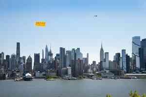 【圖輯】紀念4.25｜「法輪大法好」Banner紐約上空飛揚