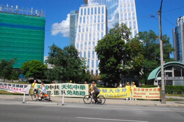 反迫害26周年 多倫多法輪功學員築真相長城