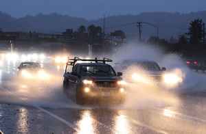 強風暴襲美國西岸 18萬戶斷電 加州州長宣布緊急狀態