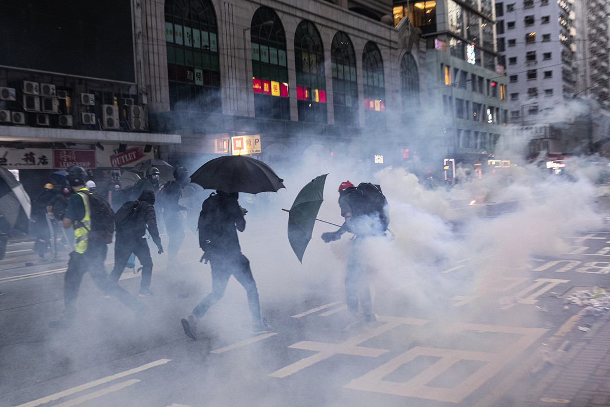 一群影片製作專業人士正在籌拍香港反送中紀錄片《催淚之城》。圖為2019年11月2日，香港警察在銅鑼灣施放催淚彈驅趕抗議者。（余鋼／大紀元）