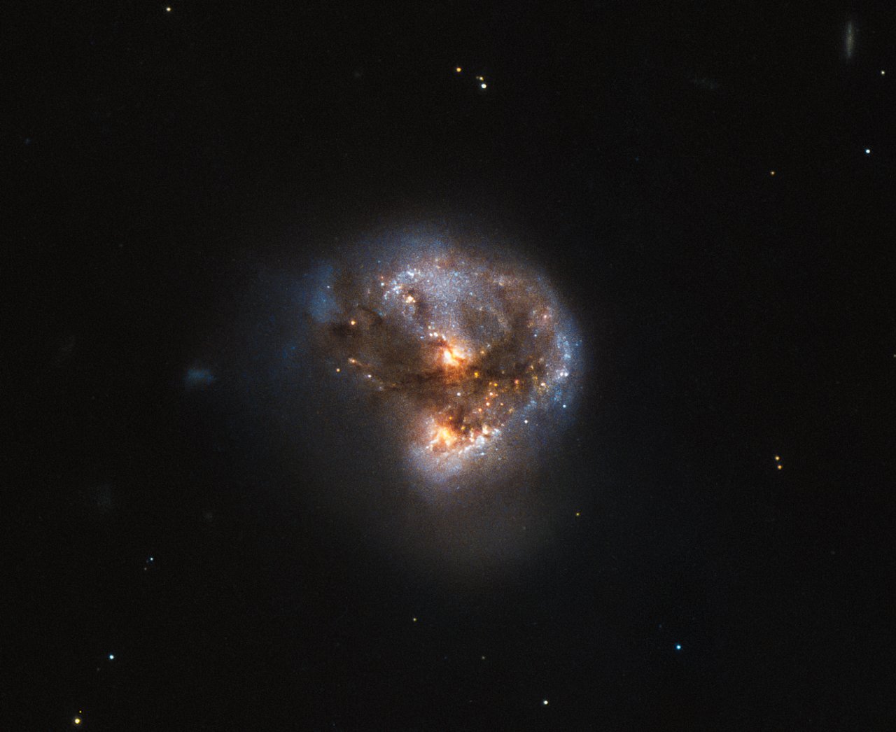 發出強激微波（megamaser）信號的代號為IRAS 16399-0937的星系。（公有領域/ESA/Hubble & NASA）