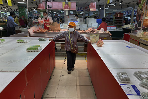 2022年4月25日，在中國北京的一家超市，雞蛋區被搶購一空。（Kevin Frayer/Getty Images）