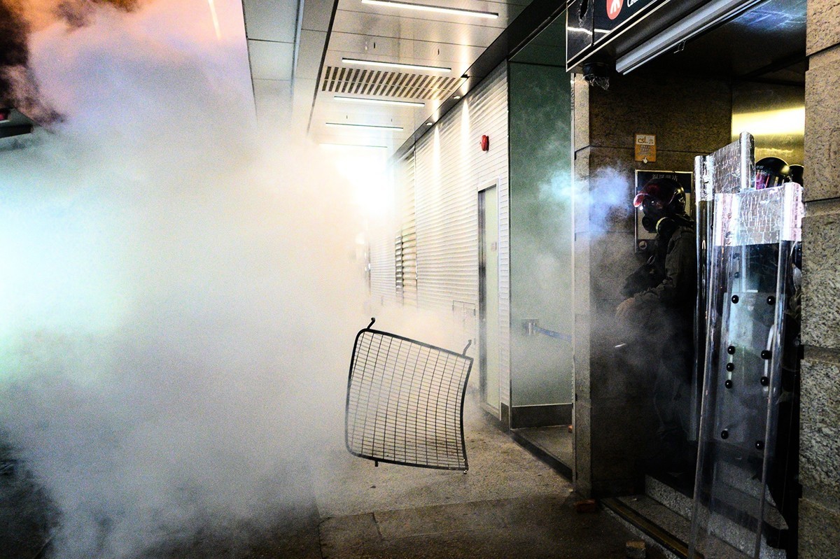 2019年9月8日，香港警察在地鐵銅鑼灣站出口任意投擲催淚彈，未事先示警。（PHILIP FONG/AFP/Getty Images）