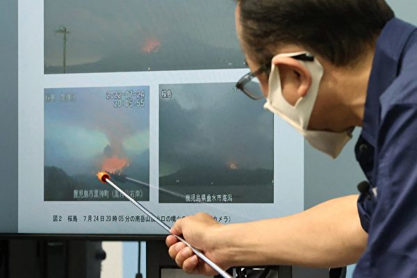 2022年7月24日，日本氣象廳火山監測主管在東京舉行的新聞發布會上解釋櫻島火山的噴發情況。（JIJI PRESS / AFP）