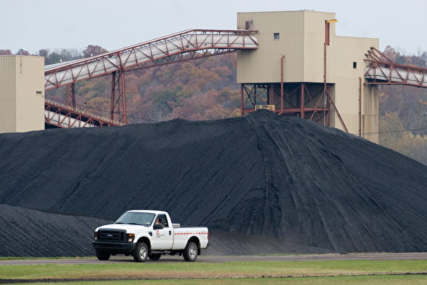 煤炭從第三輪貿易談判中的中方採購清單，變成第二波中共對美關稅報復清單的對象，雖影響美國煤炭出口，但中方也付出了代價。（SAUL LOEB/AFP/Getty Images）