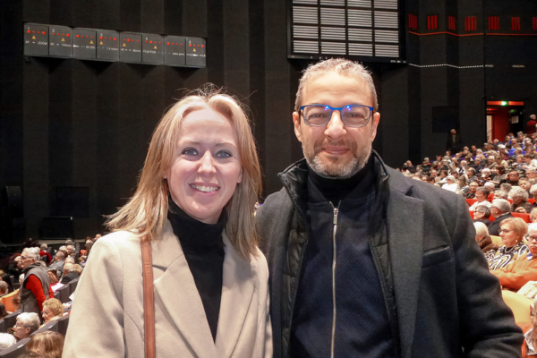 2025年2月11日下午,Brahim Belgnaou先生和Aurélie Levavasseur女士在圖爾國際會議中心(Palais des Congrès de Tours)觀看了神韻演出。(亦凡/大紀元)