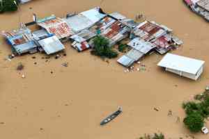 颱風鳳凰襲菲律賓致4人喪生 風勢減弱