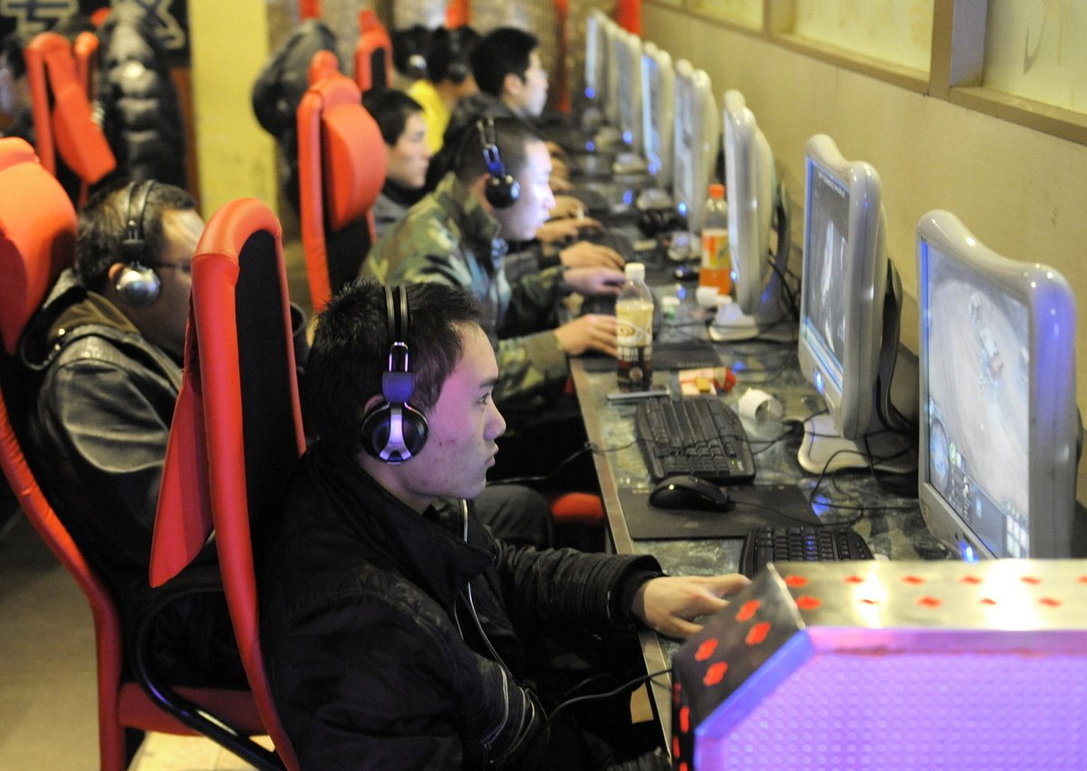 2012年2月北京一家網吧，很多年輕人在聚精會神的玩網絡遊戲。（LIU JIN/AFP/Getty Images）