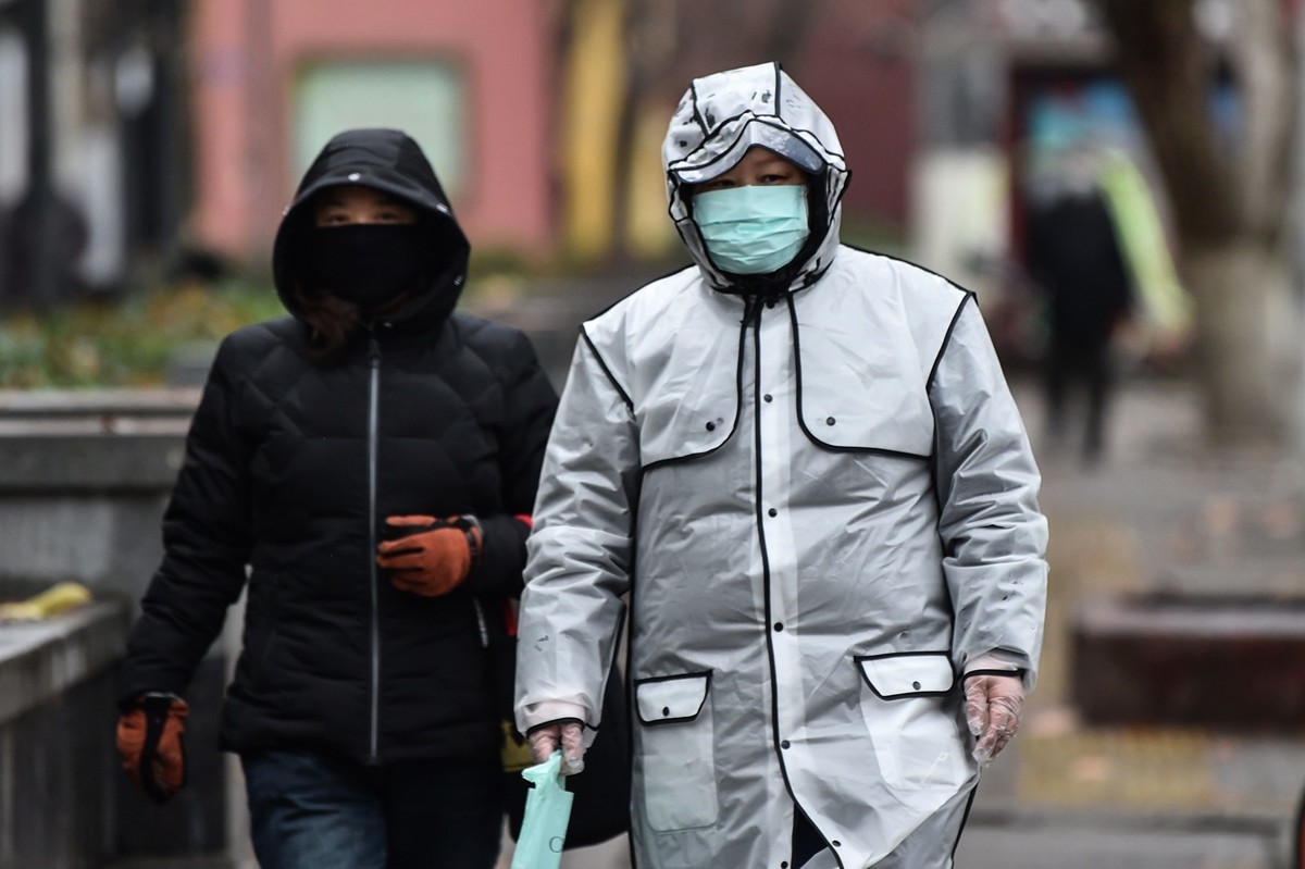 2020年2月許多中共肺炎患者在家裏和醫院間來回走動，得不到治療，說已經喘不過氣來了。（HECTOR RETAMAL/AFP via Getty Images）