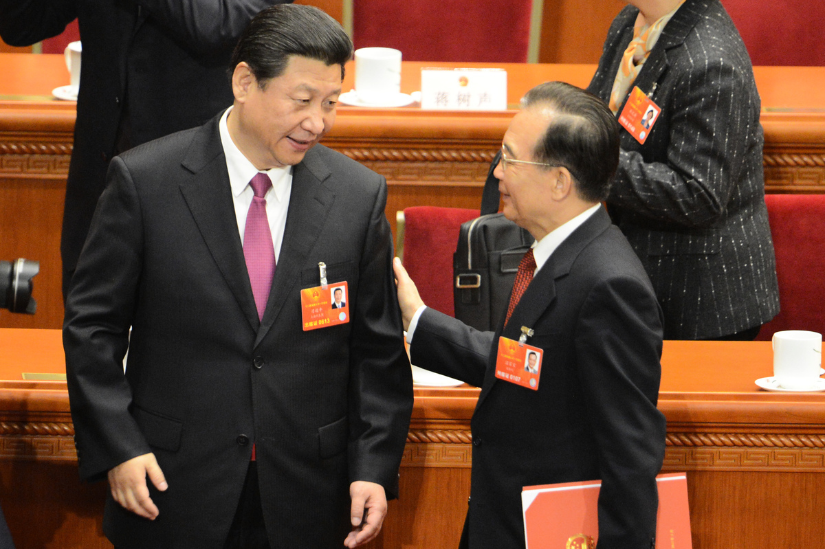 2013年3月17日，溫家寶（右）在中共人大上正式卸任國務院總理，並幫助習近平（左）按時上位。（Goh Chai Hin/AFP via Getty Images）