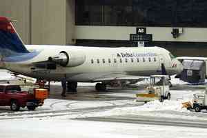 美國中西部大雪 達美航班在德梅因機場滑出跑道