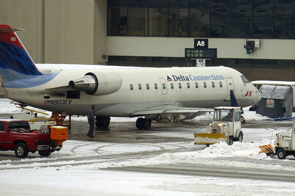 美國中西部大雪 達美航班在德梅因機場滑出跑道