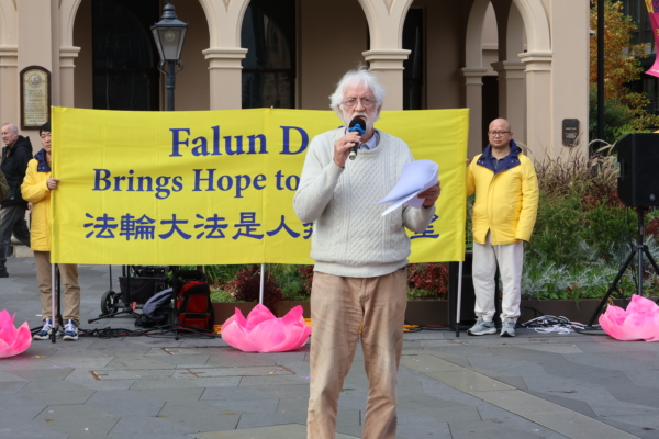 2025年6月28日中午,悉尼部份法輪功學員在華人重鎮Parramatta舉行慶祝法輪功洪傳世界慶典活動。圖為悉尼人權活動人士鮑勃‧維尼科姆(Bob Vinnicombe) 現場發言。(文清揚/大紀元)
