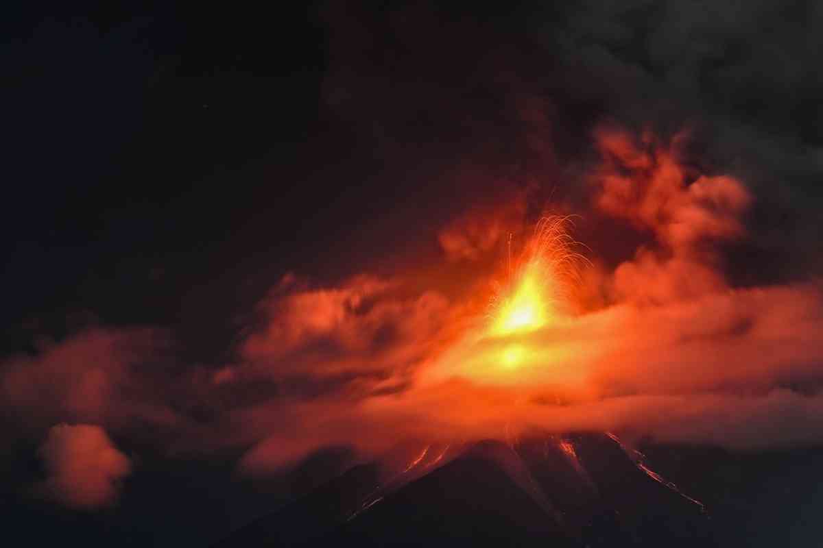 2026年8月4日凌晨，危地馬拉的活火山富埃戈火山持續噴發，火山口噴出的熔岩噴泉高達約200至300米。（Johan Ordonez/AFP via Getty Images）