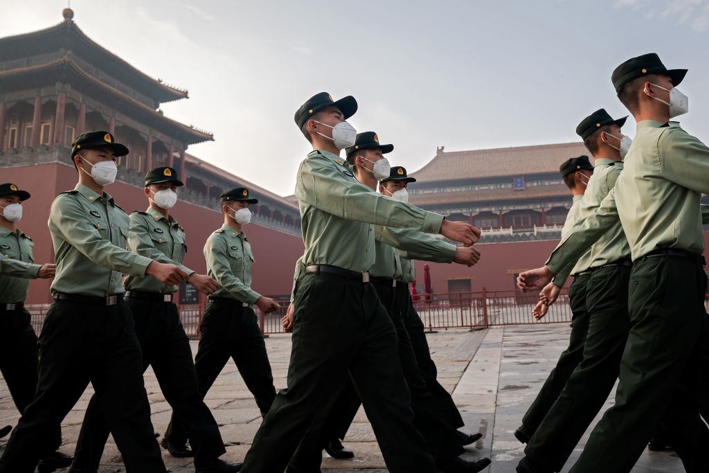 2020年5月21日，中共全國政議十三屆三次會議在北京召開，中共軍人經過故宮入口。（Nicolas Asfouri/AFP via Getty Images）