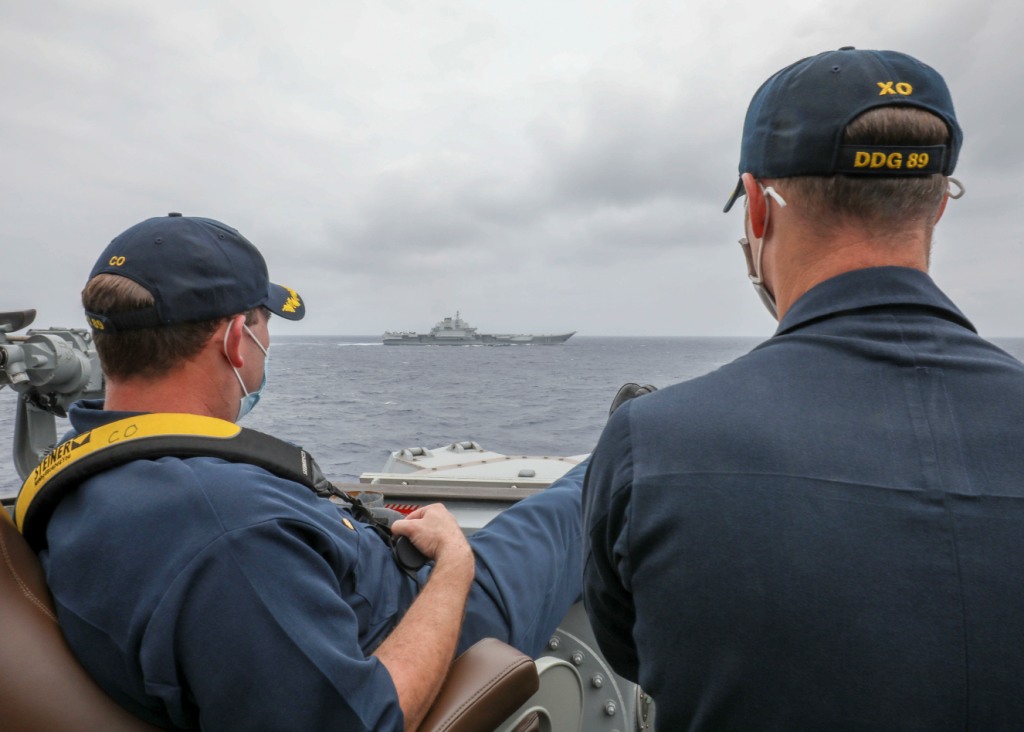 圖為菲律賓海，美國海軍與中共遼寧艦近距離並架航行，美軍指揮官正在監測。（美國海軍官方網站）