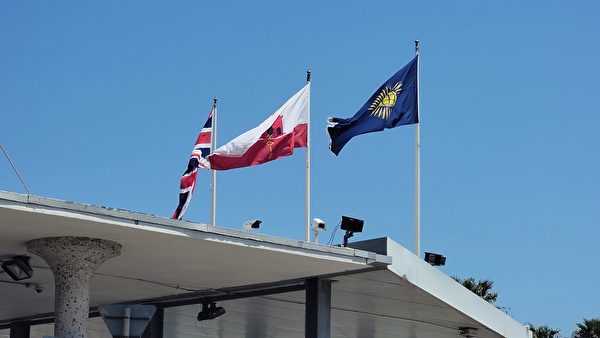 英國脫歐後，當局除下歐盟旗，掛上英聯邦旗幟（右一）。（陸威廉攝）