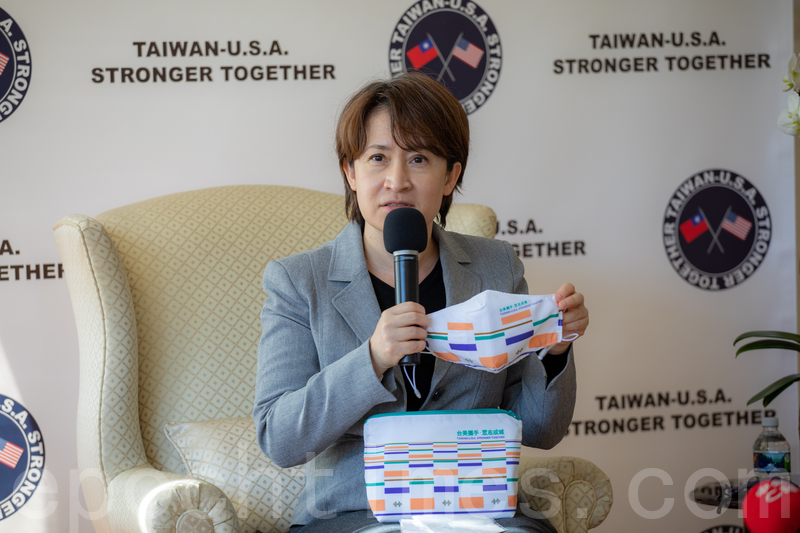 2020年10月2日，台灣駐美代表蕭美琴在雙橡園展示雙十國慶特別訂製抗疫禮包。（林樂予/大紀元）
