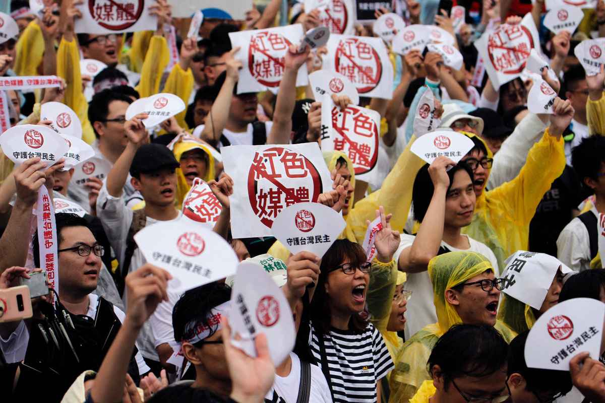 台灣如今面對中共利用認知戰操弄假訊息、網絡戰等等方式，削弱台灣人的抗敵意志。圖為2019年6月23日，台北舉行一場名為「拒絕紅色媒體、守護台灣民主」的遊行。（Hsu Tsun-hsu / AFP）