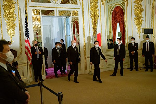 周一（2022年5月23日），美國總統拜登正在日本進行為期三天的訪問，日程包括與日本、印度和澳洲領導人召開「四方安全對話」（Quad）峰會。圖為拜登在東京市中心赤阪離宮（Akasaka Palace）與日本首相岸田展開會談並舉行新聞發布會。 （Nicolas Datiche/POOL/AFP）