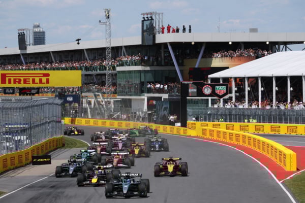 2025年6月15日,F1大獎賽加拿大站正賽,杆位發車的平治英國車手佐治羅素(George Russell)一路領跑,奪賽季首冠。韋斯達賓排名第二。18歲意大利小將安東內利第三,首登領獎台。圖為正賽發車後,佐治羅素領跑瞬間。(Mark Thompson/Getty Images)