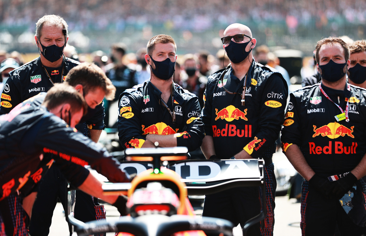 F1英國站，紅牛車隊一分未得，其工作人員的失望之情，難以言表。（Mark Thompson/Getty Images）