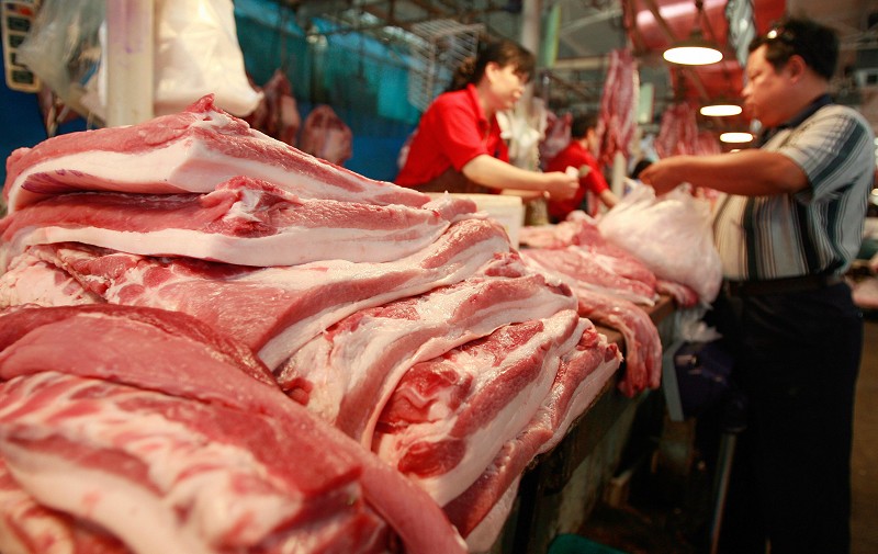 近來，大陸豬肉價格狂漲，中共不顧民眾生計仍然對美國進口豬肉徵收62%關稅。（TEH ENG KOON/AFP/Getty Images）