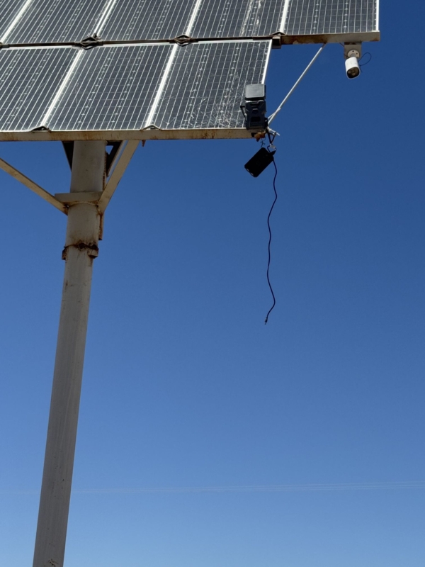 2025年7月24日,自由雕塑公園內多處設施遭破壞,圖為遭破壞的監控設備。(受訪者提供)