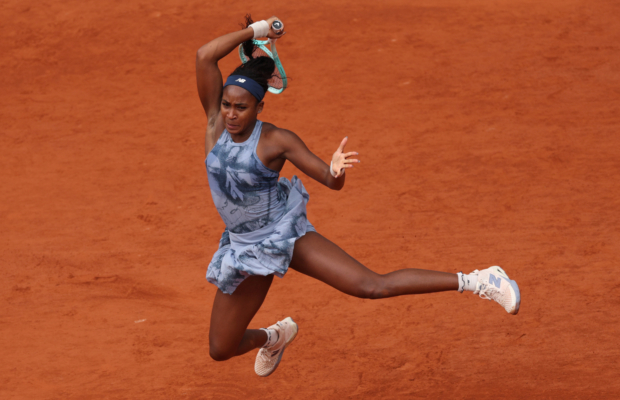 2025年6月7日,法網女單決賽上,21歲美國好手嘉奧芙(Coco Gauff)在先失一盤情況下,強勢連扳兩盤,以6:7(5)/6:2/6:4逆轉世界第一、27歲白羅斯名將莎巴蘭卡(Aryna Sabalenka)首奪法網女單冠軍。圖為嘉奧芙比賽中擊球瞬間。(Adam Pretty/Getty Images)