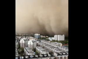 新疆石河子遭遇強沙塵暴侵襲 沙牆遮天蔽日