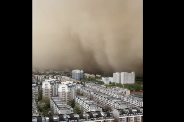 新疆石河子遭遇強沙塵暴侵襲 沙牆遮天蔽日