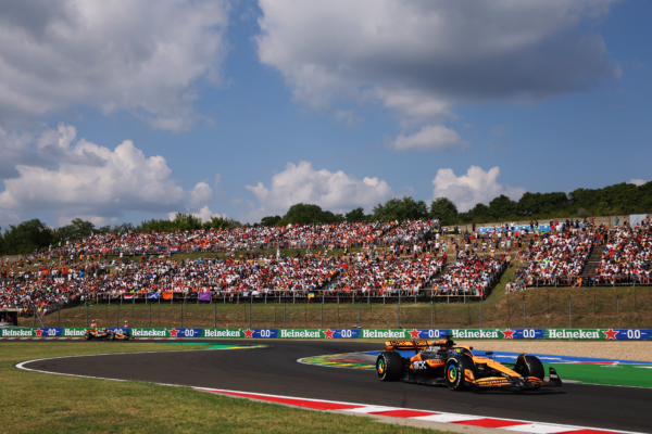 2024年7月21日,F1匈牙利大獎賽正賽,頭排發車的兩輛麥拿侖賽車成功包攬了前兩名,澳洲車手皮亞斯特利率先衝綫,奪得個人職業生涯第一個分站冠軍。圖為皮亞斯特利駕駛的麥拿侖賽車。(Dean Mouhtaropoulos/Getty Images)