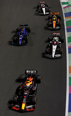 2023年3月19日,F1大獎賽本賽季第二站——沙特阿拉伯站,荷蘭車手韋斯達賓(Max Verstappen)從第15位發車,一路超車以第二名完賽,幫助紅牛獲得冠亞軍。圖為韋斯達賓(前)駕駛的紅牛賽車在比賽中超越多輛賽車瞬間。(Lars Baron/Getty Images)