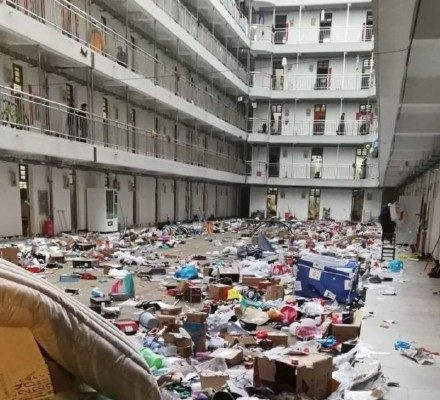 當局徵用病房。圖為武漢軟件工程職業學院學生宿舍的物品被隨意丟棄。（網絡圖片）
