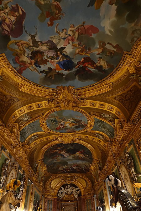 王家軍械庫壯觀的油畫天花板上有描繪埃涅阿斯故事的場景和著名的畫作《人的生命寓言》。畫作由克勞迪奧‧弗朗切斯科‧博蒙特（Claudio Francesco Beaumont）繪製，順著大廳的拱形天花板延伸，天花板上鑲有精緻的漩渦花飾框架和華貴的塗金灰墁塗料作品。（Guilhem Vellut/CC BY 2.0）