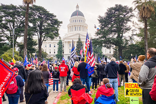 1月6日上午，加州首府沙加緬度（Sacramento）數千人集會，支持國會的選舉人票挑戰。（李文淨／大紀元）