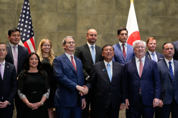 日本首相石破茂(右中)於2025年7月18日在東京首相官邸與美國財政部長貝森特(左中)會面前握手。(Shuji Kajiyama/POOL/AFP)