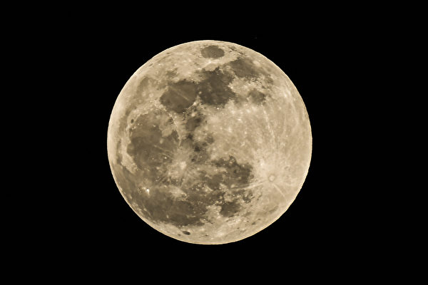2022年5月15日，夏灣拿月全食期間的月亮。（Yamil Lage /AFP via Getty Images）