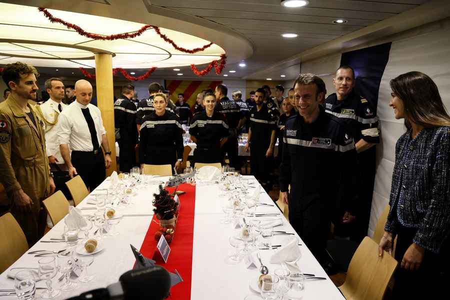 法國總統參加「航空母艦」聖誕晚宴（多圖）