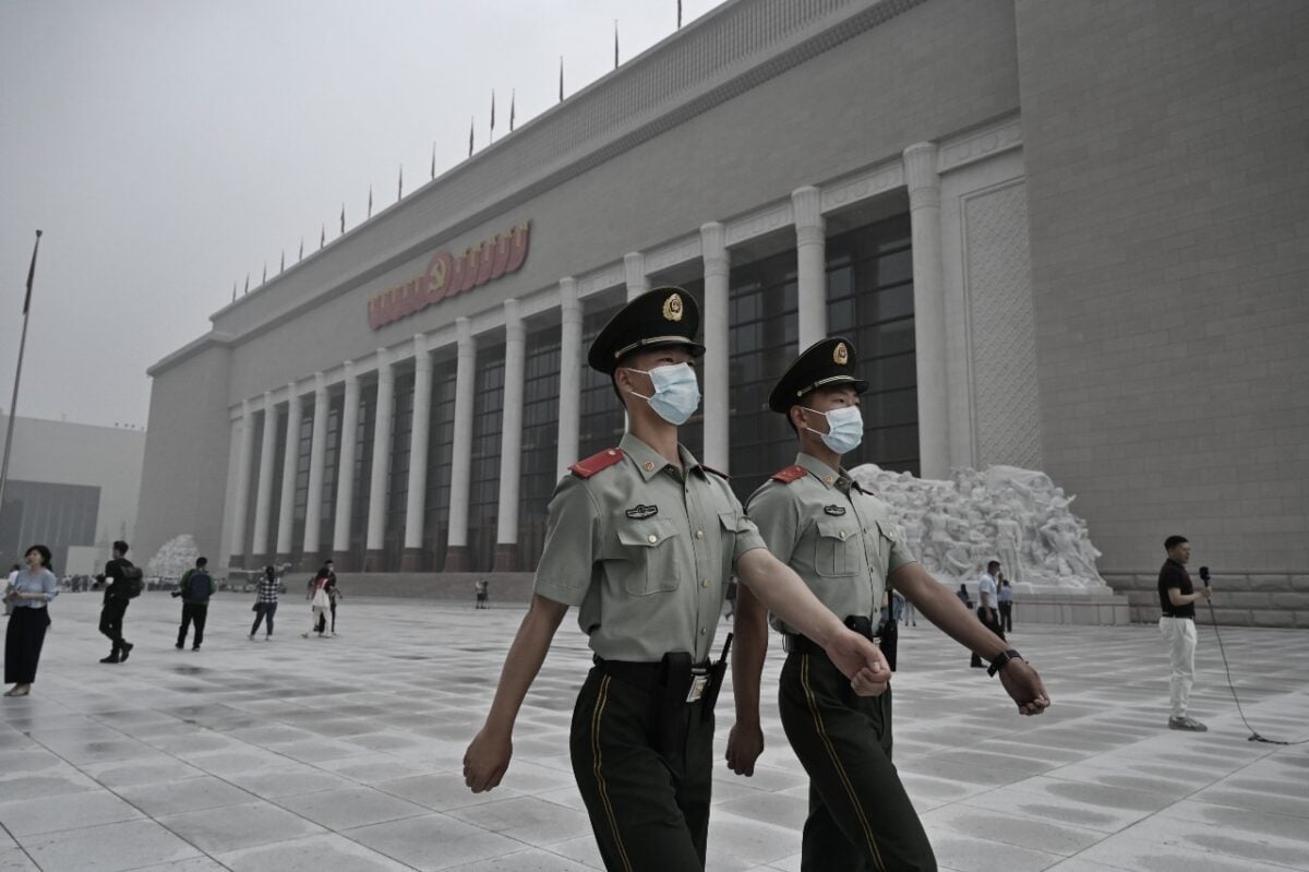 2021年6月25日，兩名武警走過位於北京的中共歷史展覽館。（Kevin Frayer/Getty Images）
