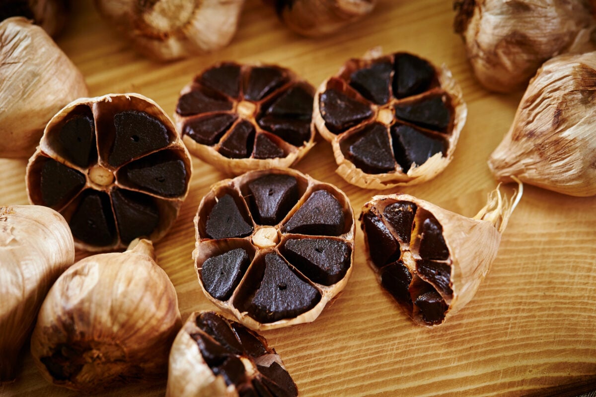 發酵過的黑蒜。（mnimage/Shutterstock）