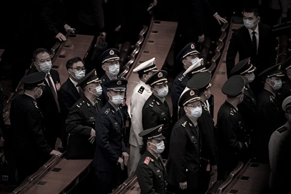2022年10月22日,中共軍隊代表離開中共二十大的閉幕式。(Kevin Frayer/Getty Images)