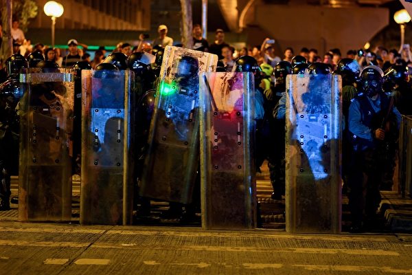 2019年8月11日，尖沙咀，警方嚴陣以待。（MANAN VATSYAYANA/AFP/Getty Images）