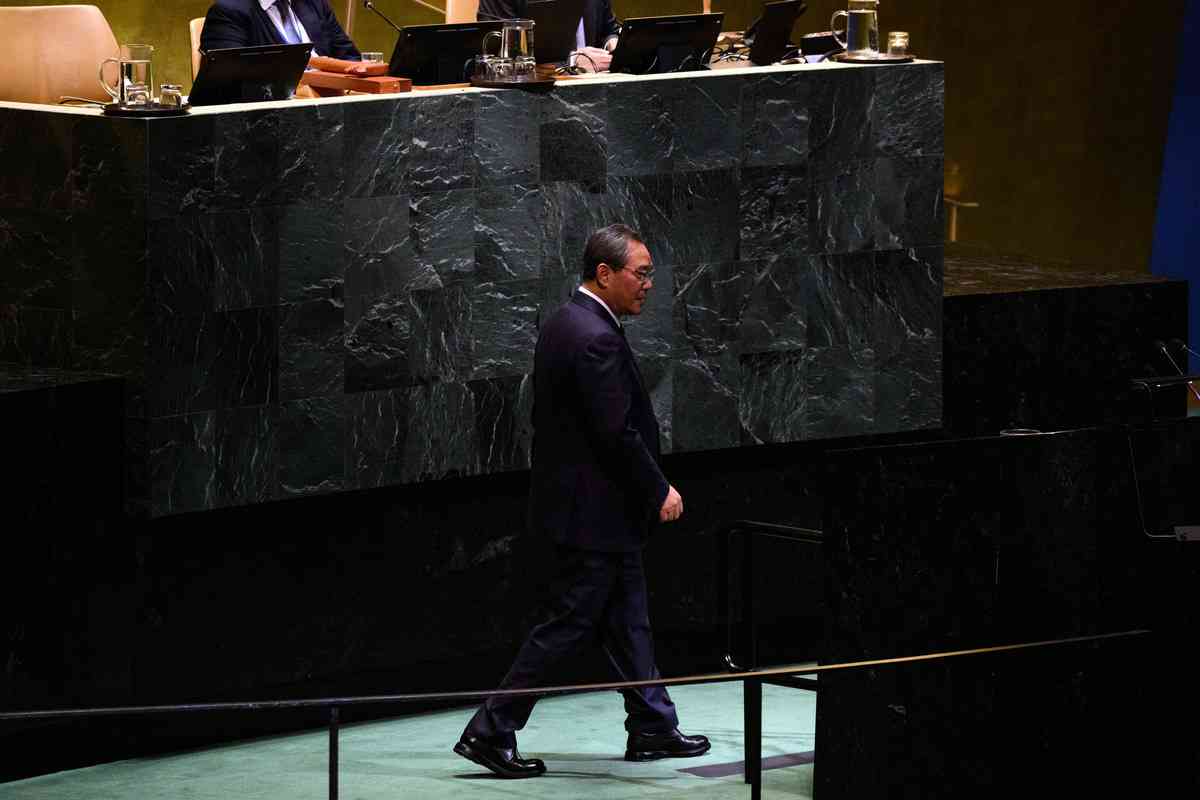 2025年9月26日,中共總理李強在紐約舉行的聯合國大會上走向講台準備發言。(Alexi J. Rosenfeld/Getty Images)