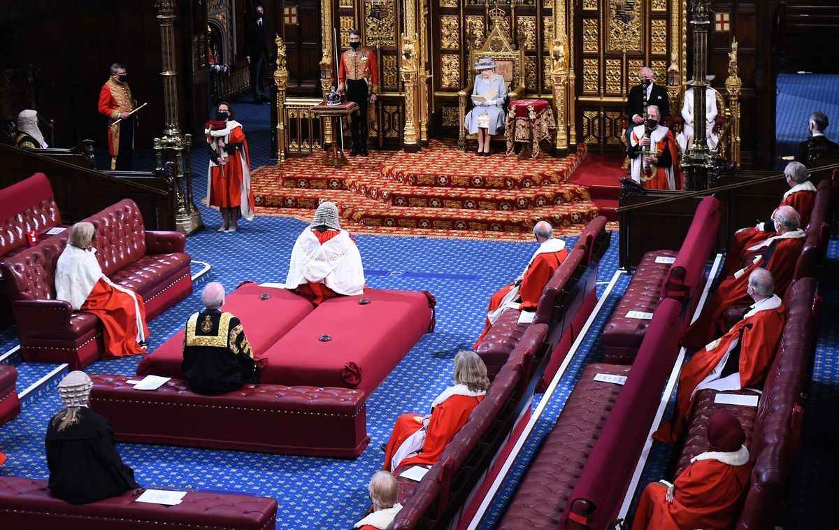 英國王室跌宕起伏，但君主立憲深意彰顯。圖為2021年5月11日英國女王伊利沙伯二世在倫敦的議會大廈舉行的議會開幕式期間，在上議院會議廳宣讀關於君主王位的演講。議會開幕式是女王伊利沙伯二世履行禮儀職責的地方，在演講中女王向議會通報政府來年的議程。（EDDIE MULHOLLAND/POOL/AFP via Getty Images）